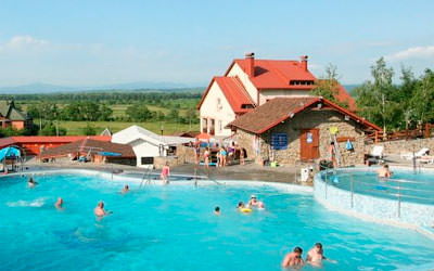 Готелі з басейном в Карпатах котеджі Закарпаття