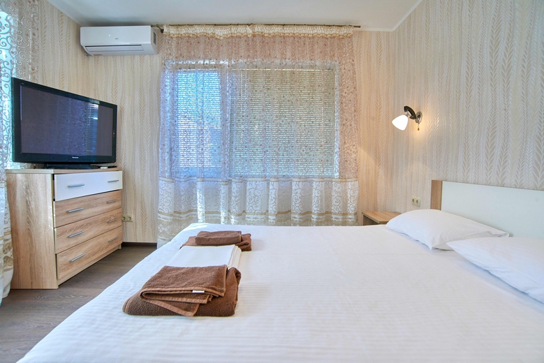 Кароліно-Бугаз недорогий готель Filin з басейном та харчуванням