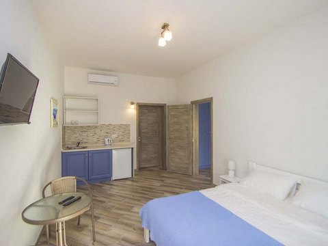 Кароліно-Бугаз недорогий готель Irini з кухнею