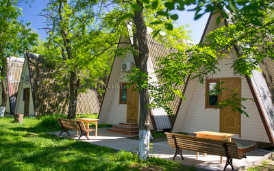 Курортне база відпочинку на березі моря перша лінія