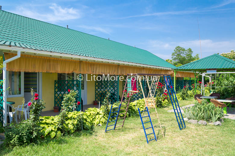 Бази відпочинку України з басейном на березі моря Приморське