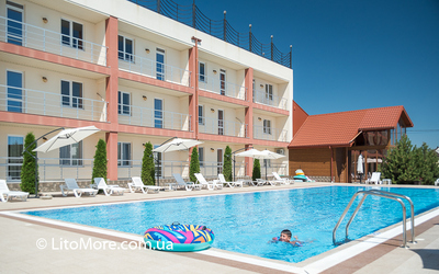 База відпочинку на березі моря з басейном Україна Грибівка Водограй