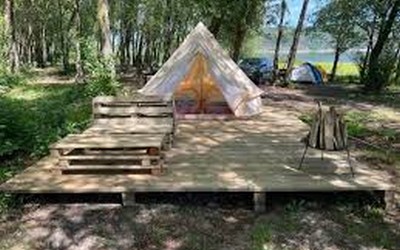 Кемпінг в Бакоті з наметами на Дністрі